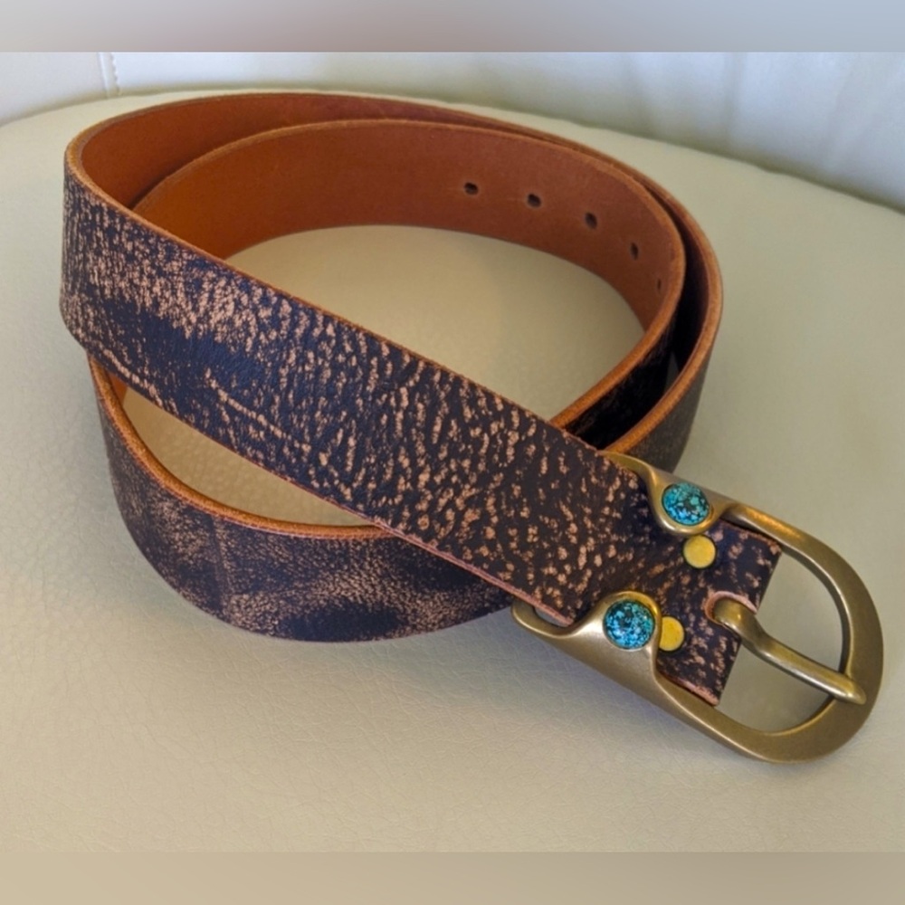 TSIRIKAUA
art on silver and leather belt